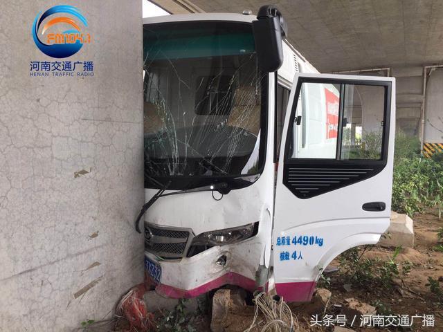 鄭州西三環一輛中巴車迎頭撞上橋墩網友:看著都疼 鄭州西三環一輛中巴車迎頭撞上橋墩網友:看著都疼